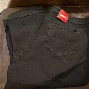 Black Denim Mid Rise Capri Jeans with cuff